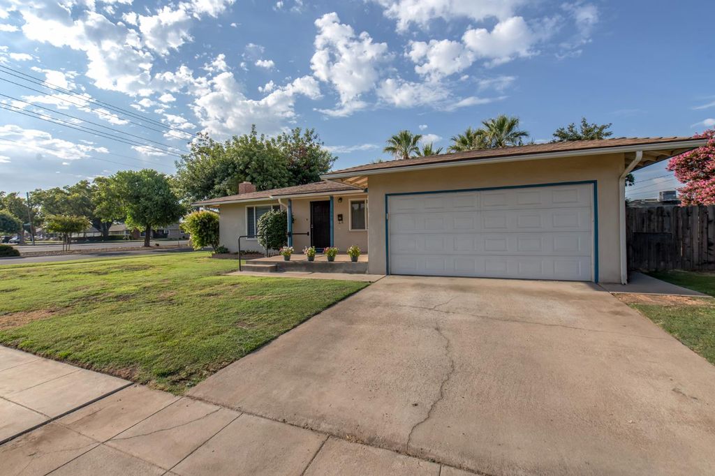 Image 2 of property listing at 3086 E Holland Avenue, Fresno, CA 93726