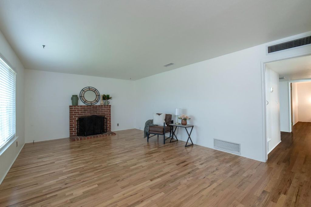 Image 5 of property listing at 3086 E Holland Avenue, Fresno, CA 93726