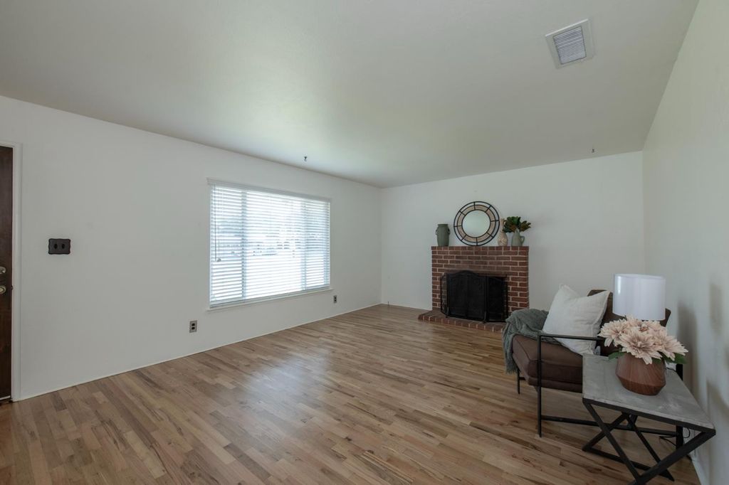Image 6 of property listing at 3086 E Holland Avenue, Fresno, CA 93726