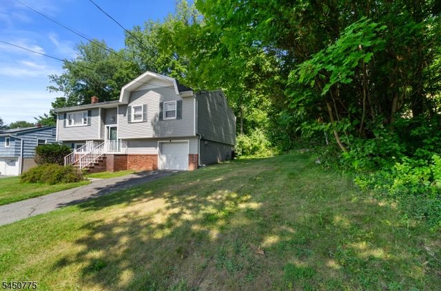 17 Stafford Dr, Wanaque Boro, NJ 07465