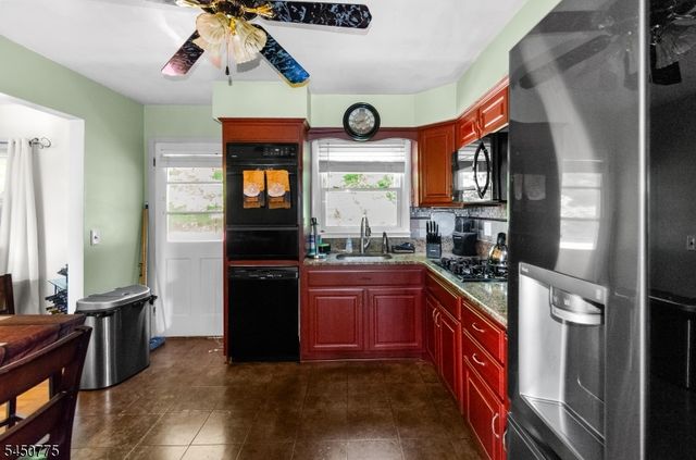 17 Stafford Dr, Wanaque Boro, NJ 07465