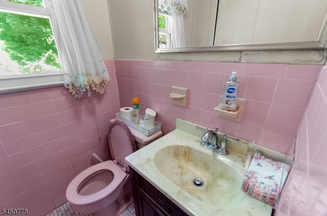 17 Stafford Dr, Wanaque Boro, NJ 07465
