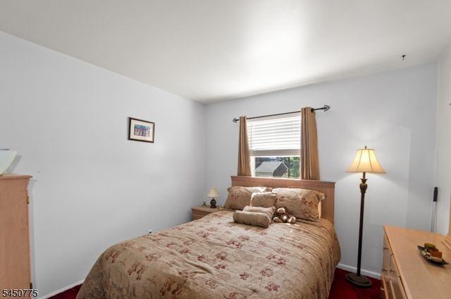 17 Stafford Dr, Wanaque Boro, NJ 07465