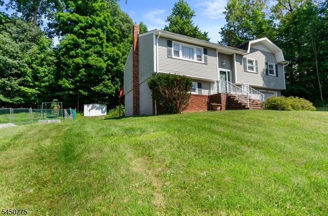 17 Stafford Dr, Wanaque Boro, NJ 07465