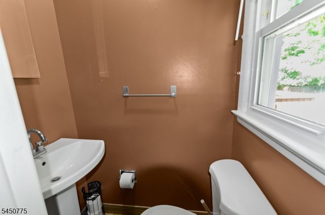 17 Stafford Dr, Wanaque Boro, NJ 07465