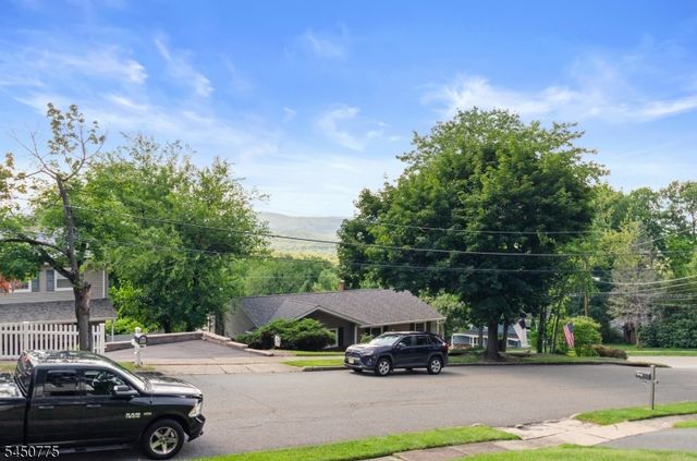 17 Stafford Dr, Wanaque Boro, NJ 07465