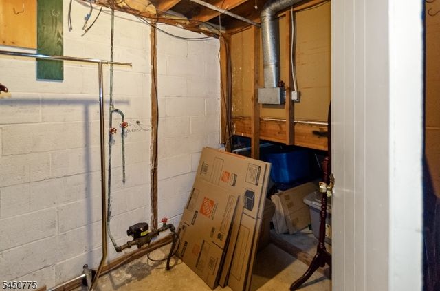 17 Stafford Dr, Wanaque Boro, NJ 07465