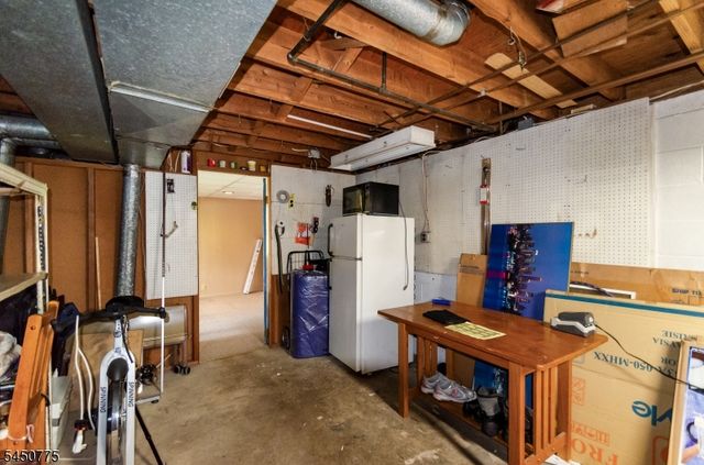 17 Stafford Dr, Wanaque Boro, NJ 07465