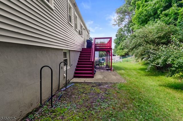 17 Stafford Dr, Wanaque Boro, NJ 07465