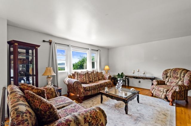 17 Stafford Dr, Wanaque Boro, NJ 07465