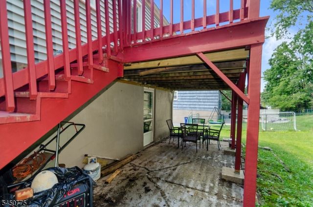 17 Stafford Dr, Wanaque Boro, NJ 07465