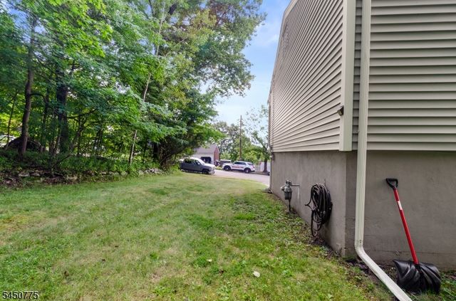 17 Stafford Dr, Wanaque Boro, NJ 07465