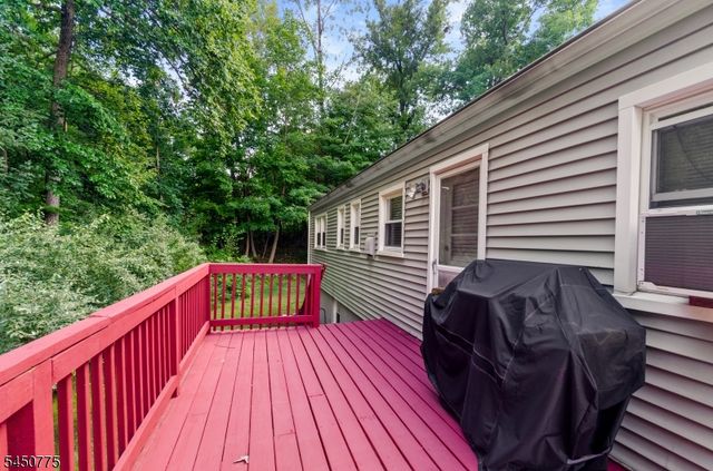 17 Stafford Dr, Wanaque Boro, NJ 07465