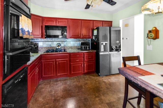 17 Stafford Dr, Wanaque Boro, NJ 07465