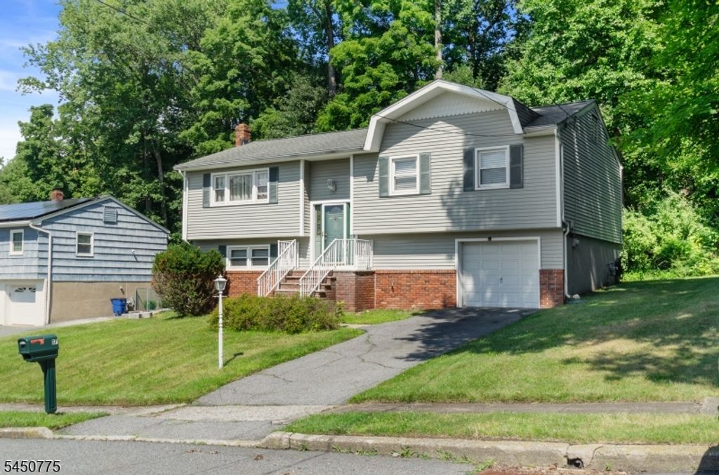 17 Stafford Dr, Wanaque Boro, NJ 07465