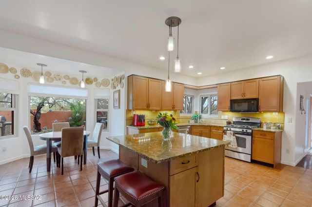 9348 N Camino De Plaza, Tucson, AZ 85742