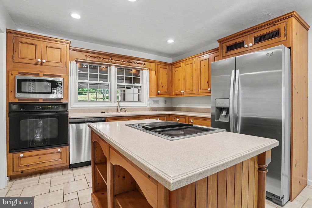 Image 4 of property listing at 2870 TRAVIS CT, York, PA 17403