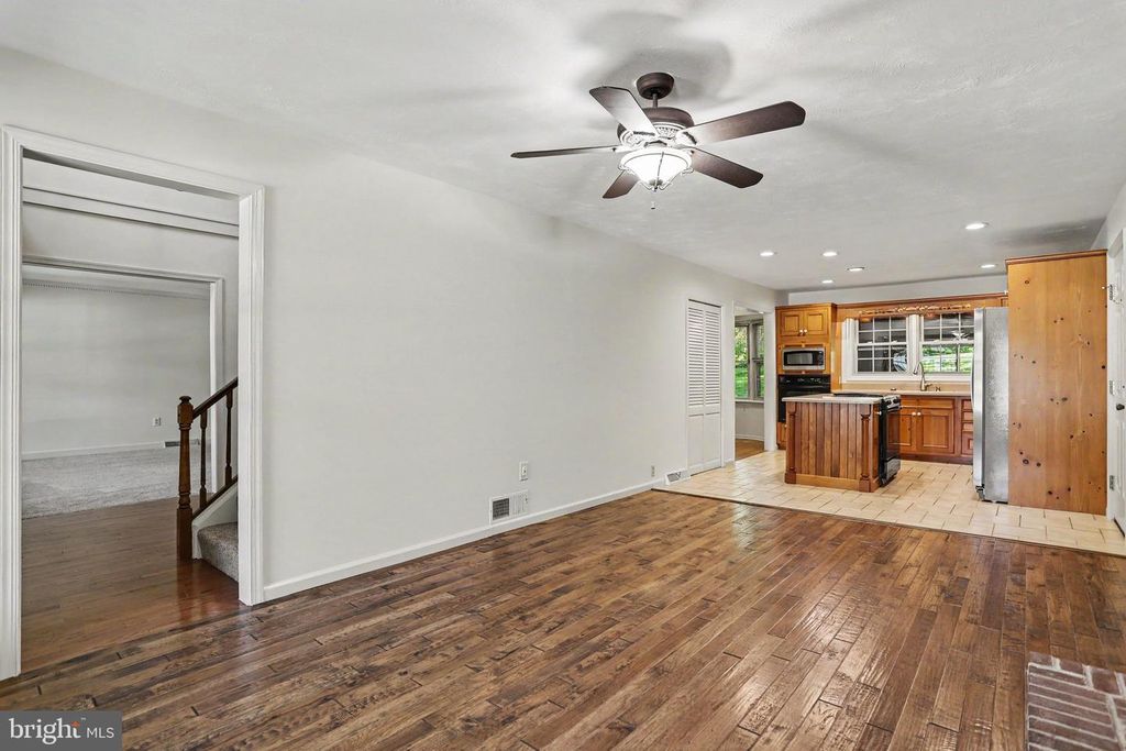 Image 6 of property listing at 2870 TRAVIS CT, York, PA 17403