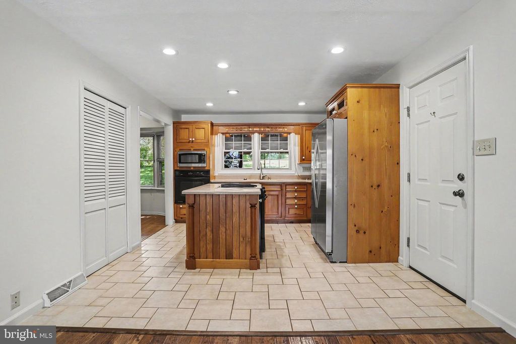 Image 8 of property listing at 2870 TRAVIS CT, York, PA 17403