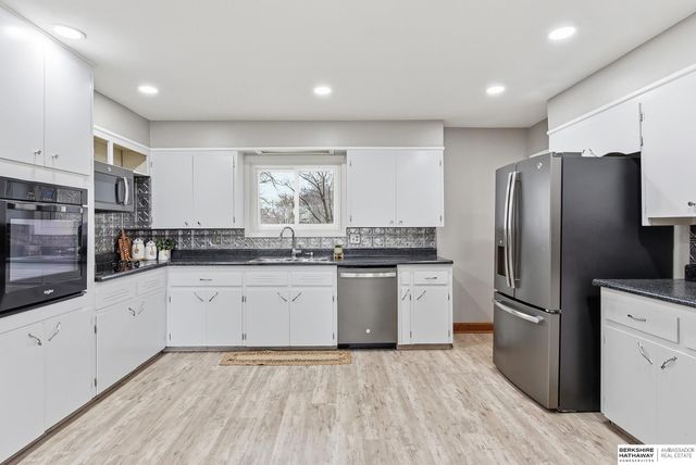 8120 Keystone Drive, Omaha, NE 68134