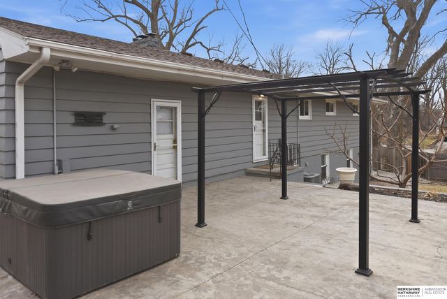 8120 Keystone Drive, Omaha, NE 68134