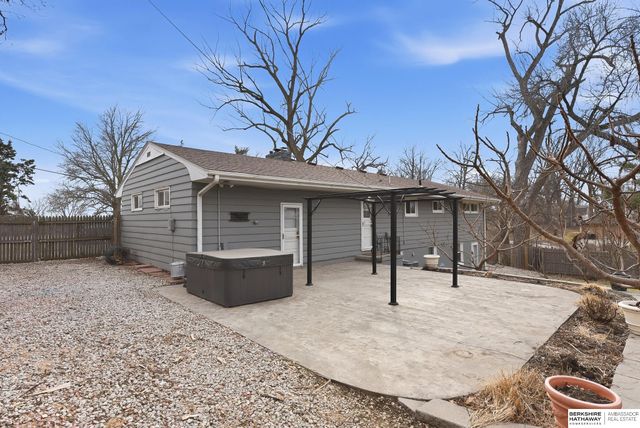 8120 Keystone Drive, Omaha, NE 68134