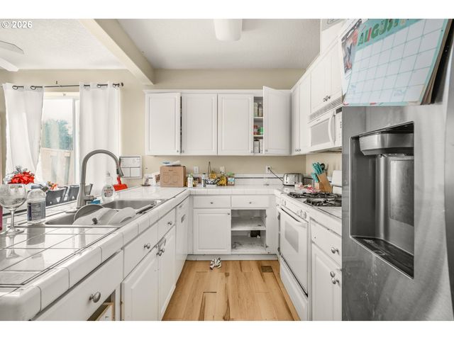 13648 GARDEN MEADOW Dr, Oregon City, OR 97045