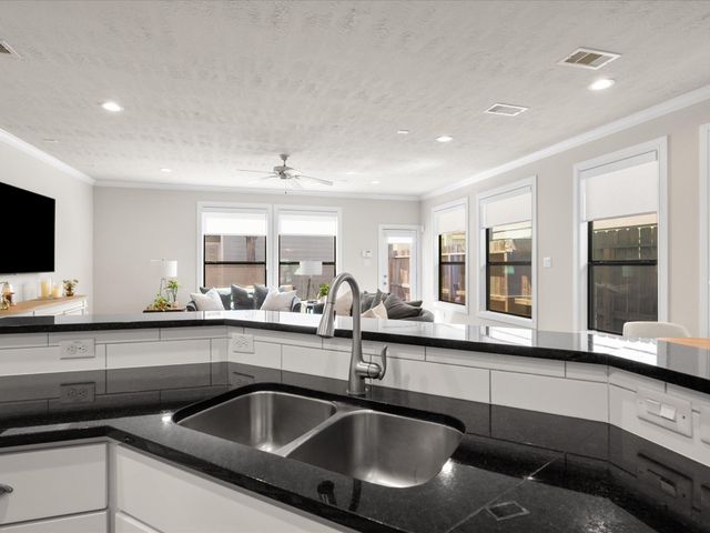 540 W 24th Street B, Houston, TX 77008