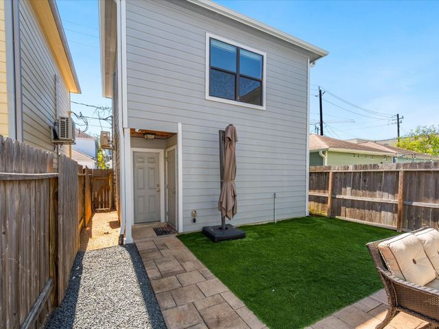 540 W 24th Street B, Houston, TX 77008