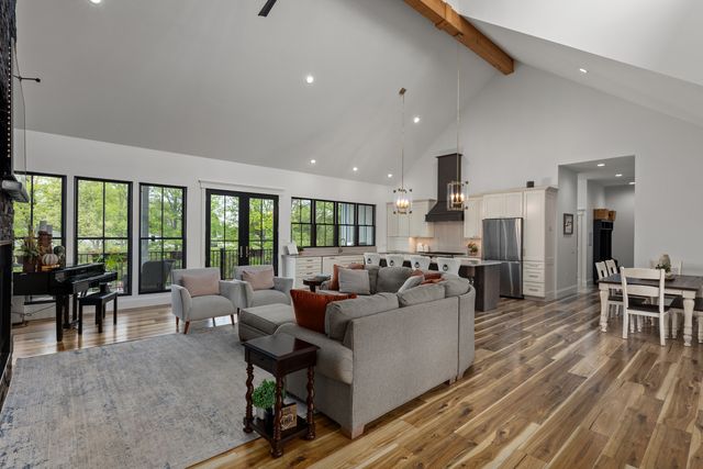 10028 E Pineridge Drive, Effingham, IL 62401