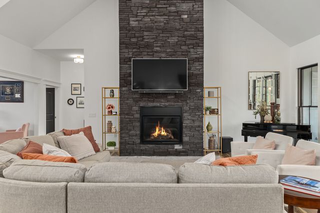 10028 E Pineridge Drive, Effingham, IL 62401