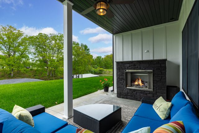 10028 E Pineridge Drive, Effingham, IL 62401