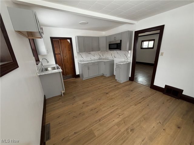 194 E Baird Avenue, Barberton, OH 44203