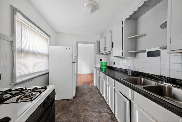 10026 S Carpenter Street, Chicago, IL 60643