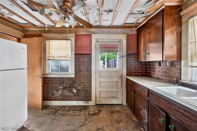 583 Hillsdale Drive NW, Warren, OH 44485