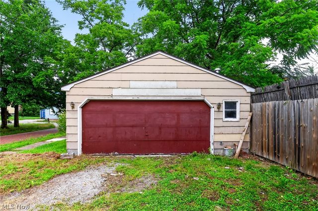 583 Hillsdale Drive NW, Warren, OH 44485