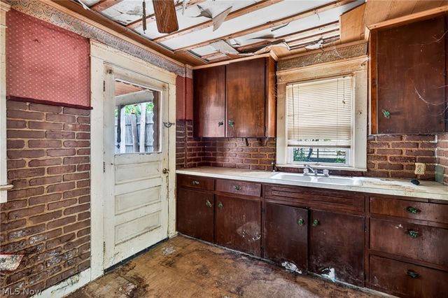 583 Hillsdale Drive NW, Warren, OH 44485