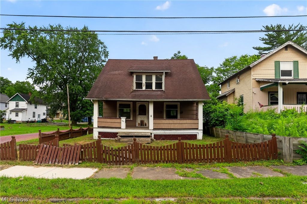 583 Hillsdale Drive NW, Warren, OH 44485