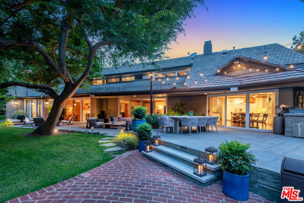15946 Woodvale Road, Los Angeles, CA 91436