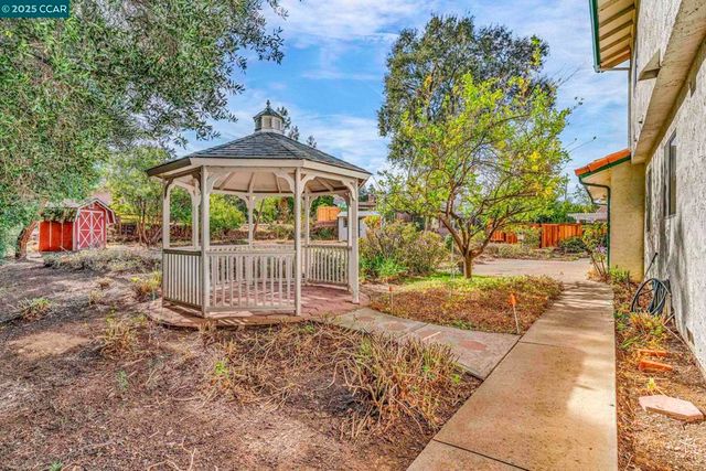 1239 Krona Ln, Concord, CA 94521