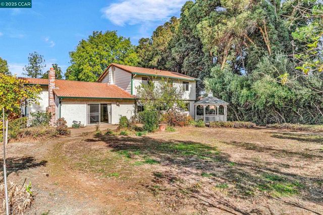 1239 Krona Ln, Concord, CA 94521