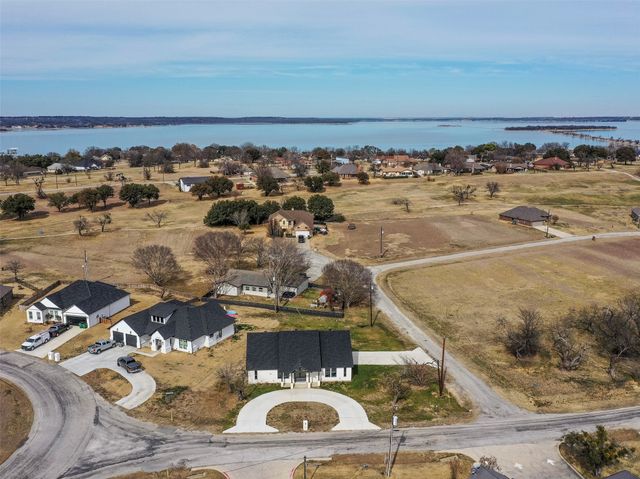 170 Half Moon Way, Runaway Bay, TX 76426