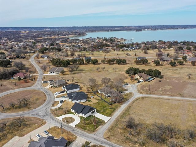 170 Half Moon Way, Runaway Bay, TX 76426