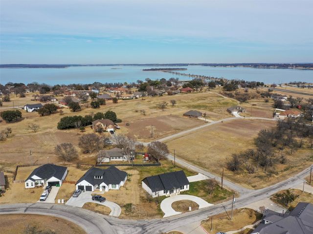 170 Half Moon Way, Runaway Bay, TX 76426