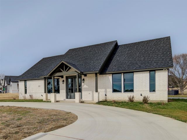 170 Half Moon Way, Runaway Bay, TX 76426