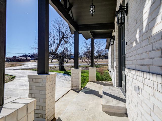 170 Half Moon Way, Runaway Bay, TX 76426