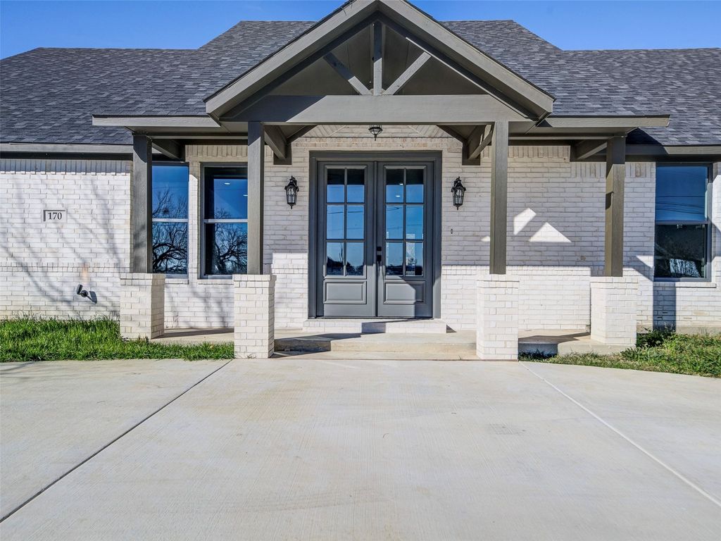 170 Half Moon Way, Runaway Bay, TX 76426