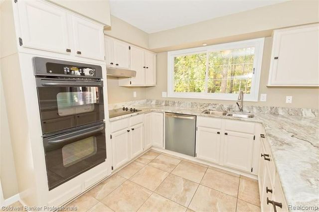 7322 Sandy Creek Lane, Bloomfield Hills, MI 48301