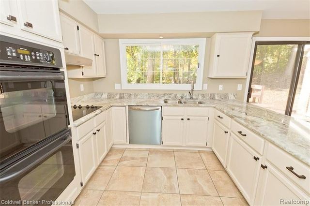 7322 Sandy Creek Lane, Bloomfield Hills, MI 48301