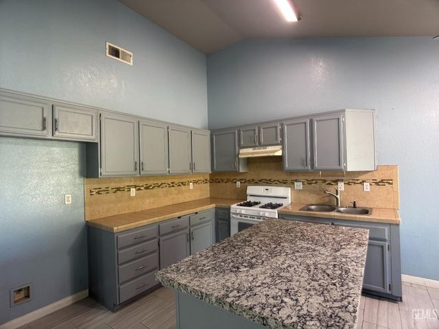 709 Calle Del Sol Street, Bakersfield, CA 93307
